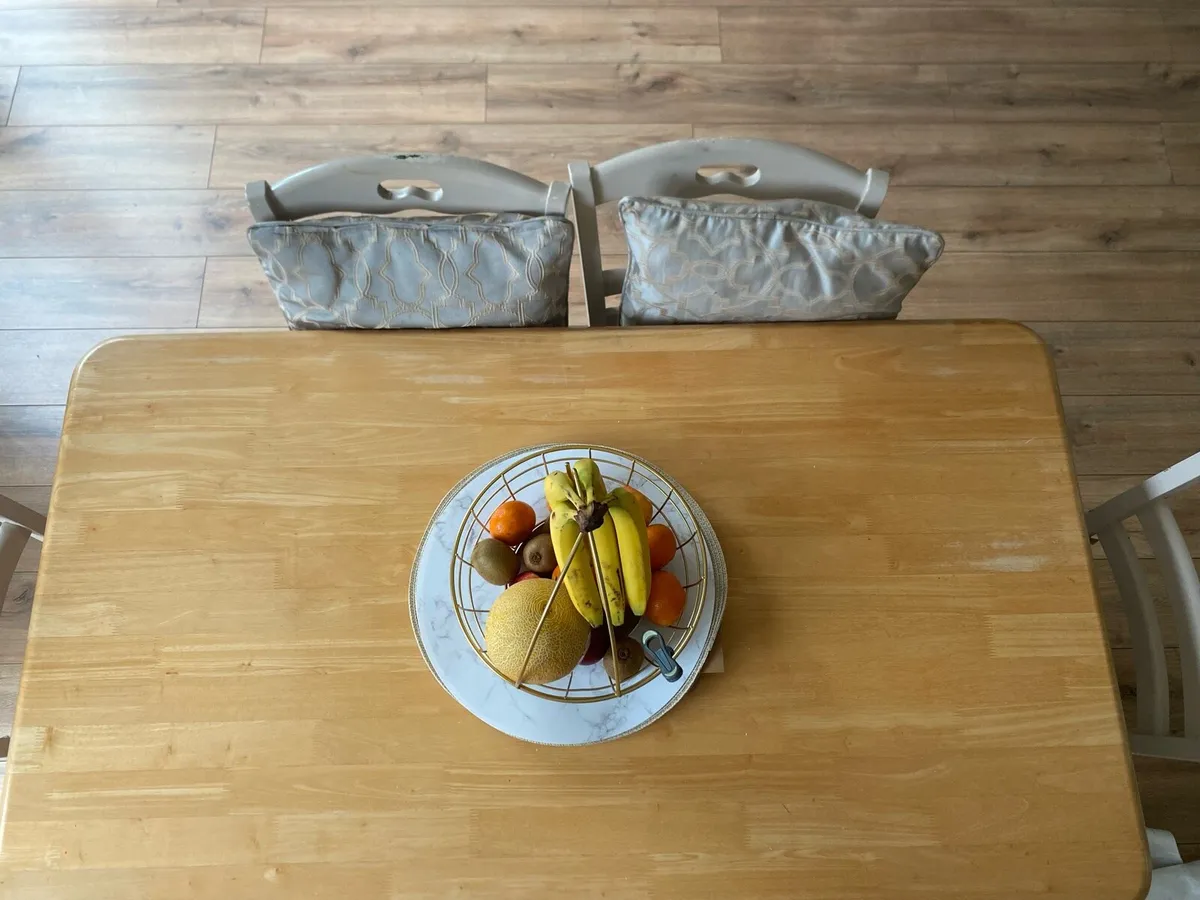 Table and chairs - Image 4