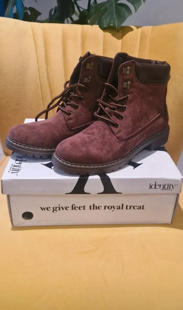 Hiking boots - Image 1