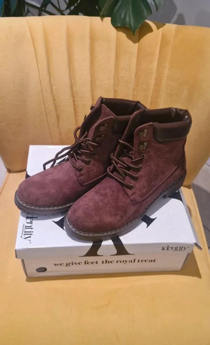 Hiking boots - Image 3