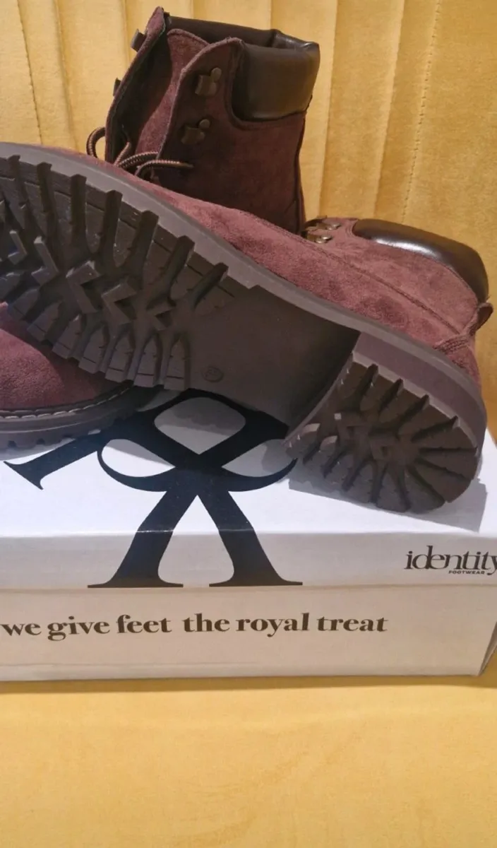Hiking boots - Image 2