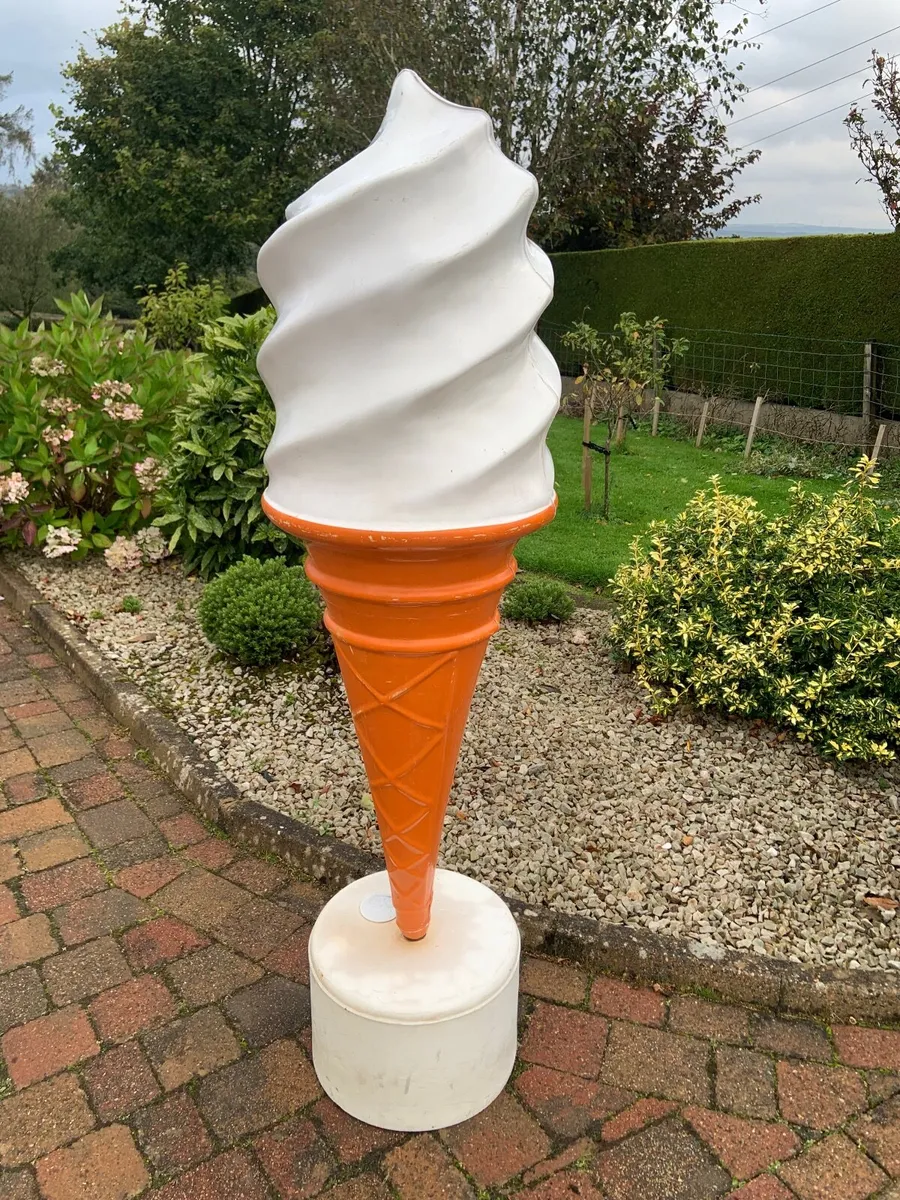 Ice-cream cone display - Image 1