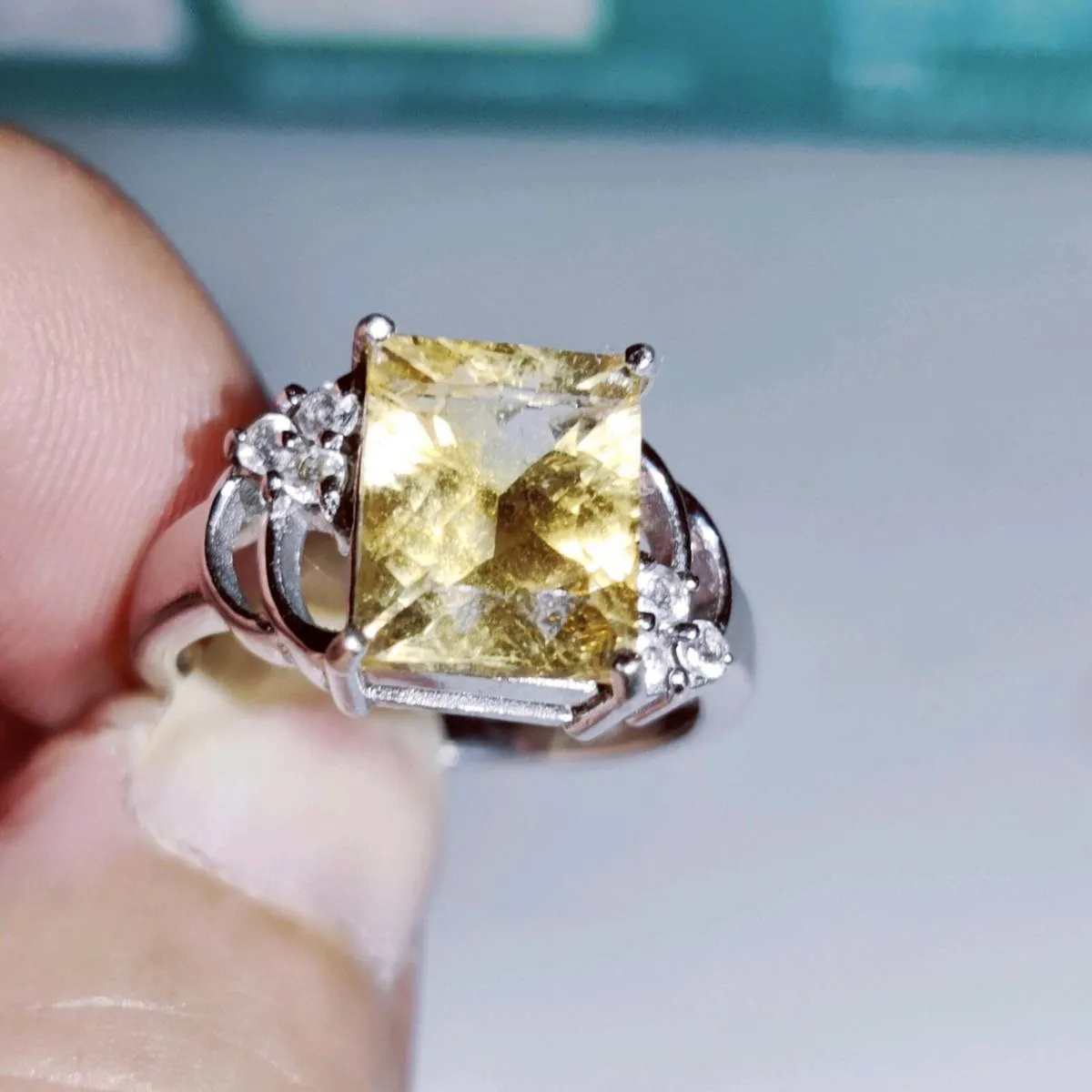CHUNKY YELLOW TOPAZ, 9CT WHITE Gold New Ring ! - Image 1