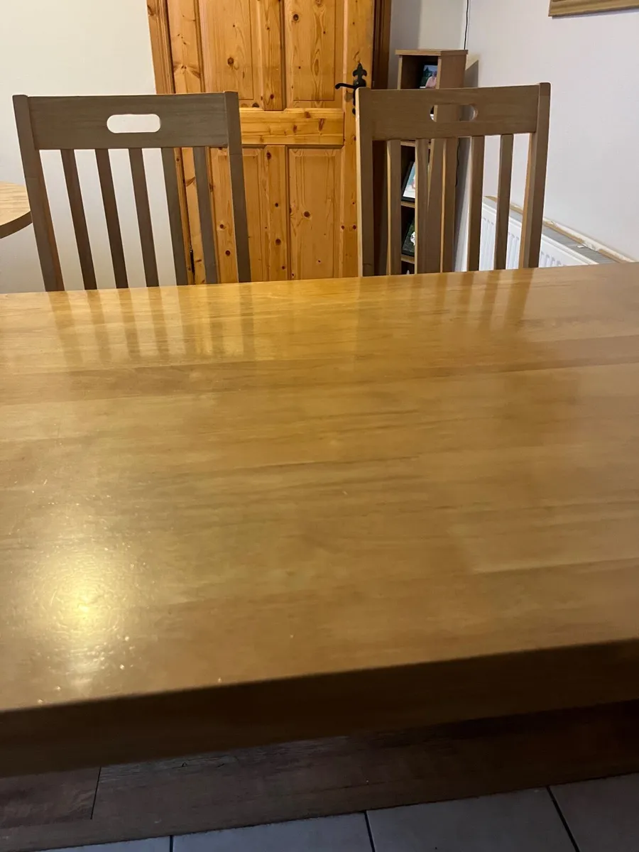 Table and chairs - Image 1
