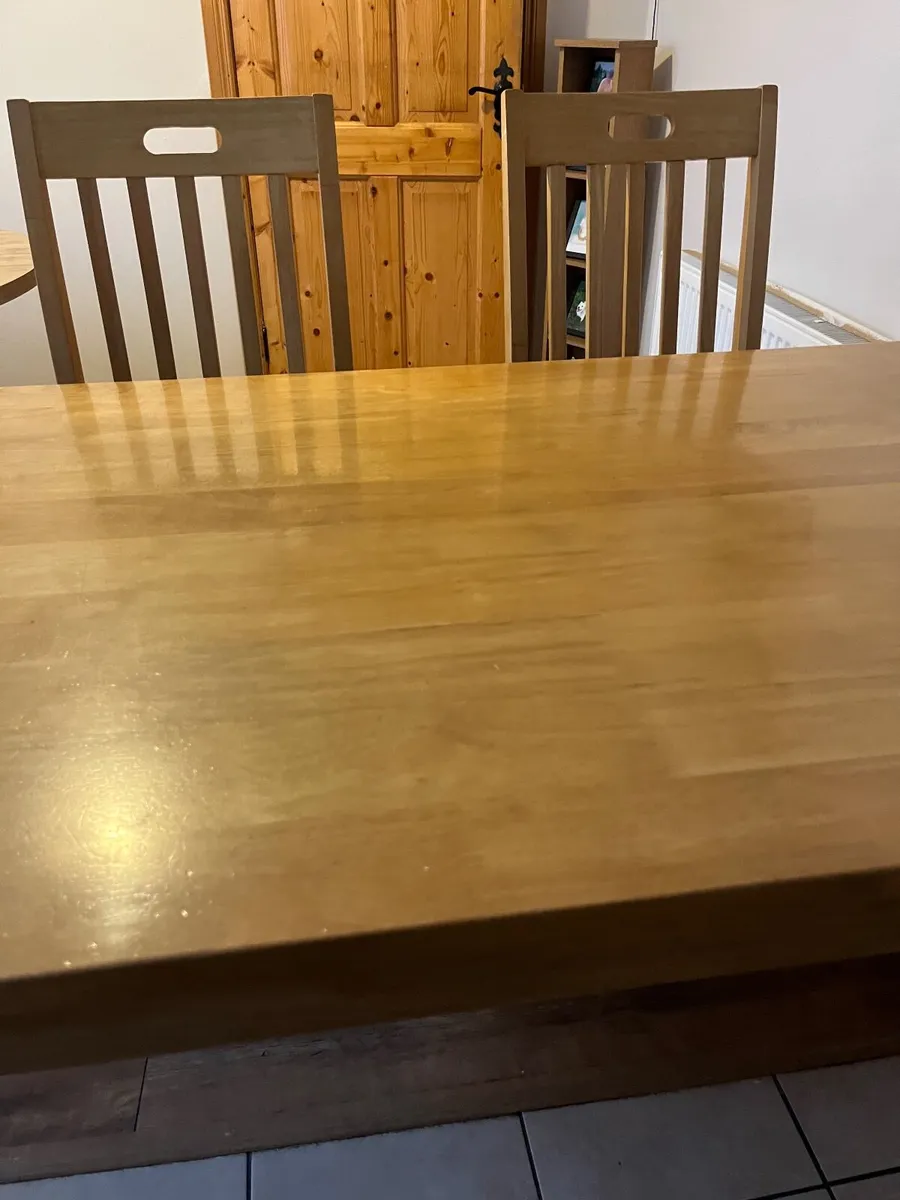 Table and chairs - Image 2