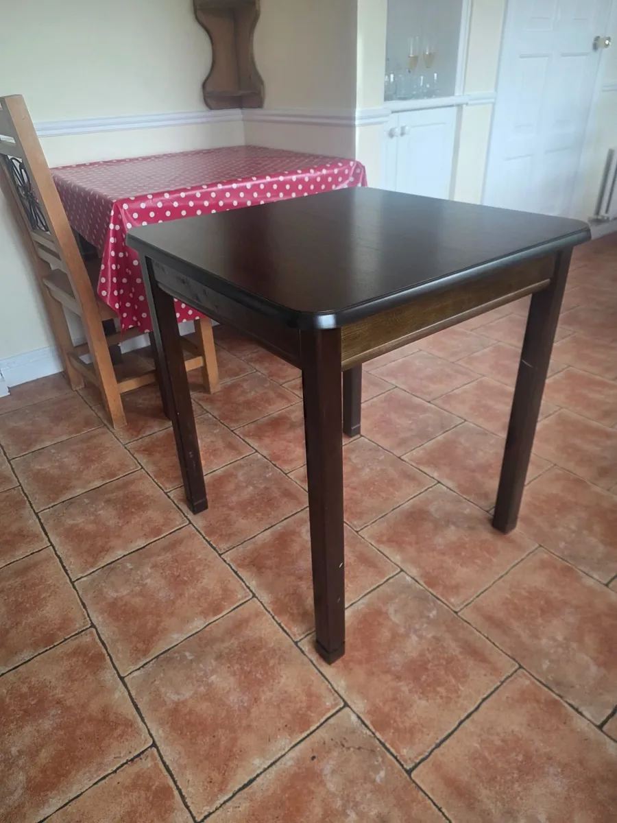 Table and Chairs - Image 4