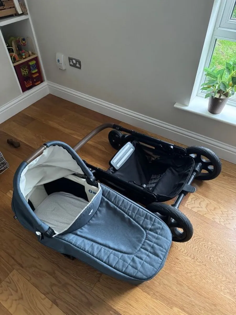 Joie Chrome DLX Pram & Carrycot. Excellent Condition. - Image 3