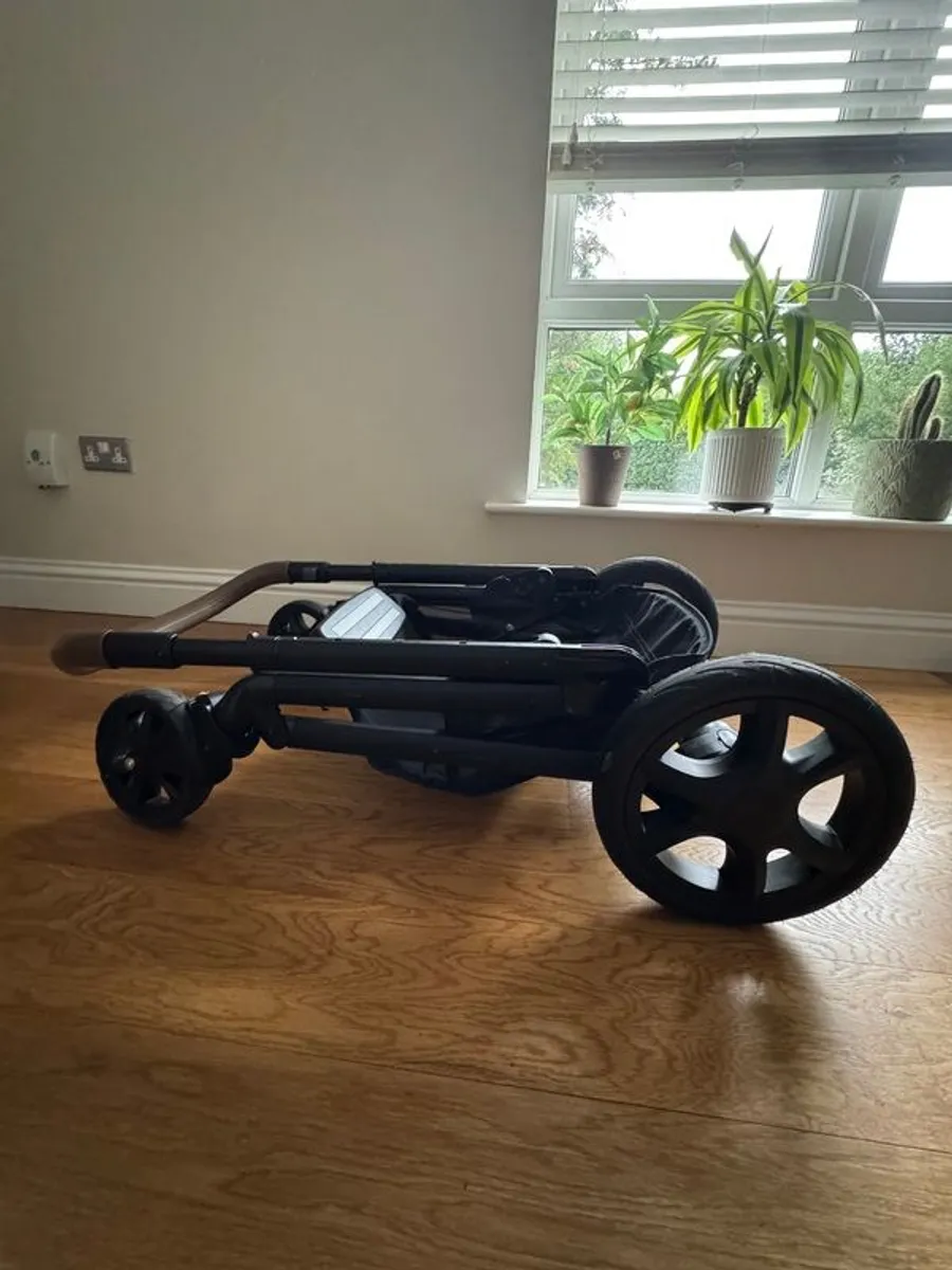 Joie Chrome DLX Pram & Carrycot. Excellent Condition. - Image 4