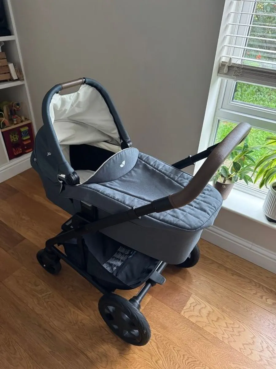 Joie Chrome DLX Pram & Carrycot. Excellent Condition. - Image 1