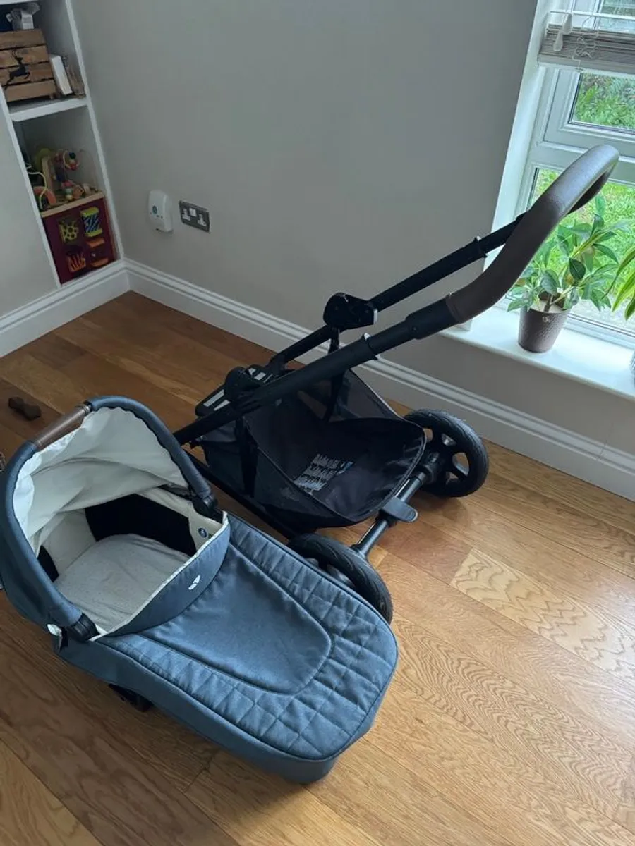 Joie Chrome DLX Pram & Carrycot. Excellent Condition. - Image 2