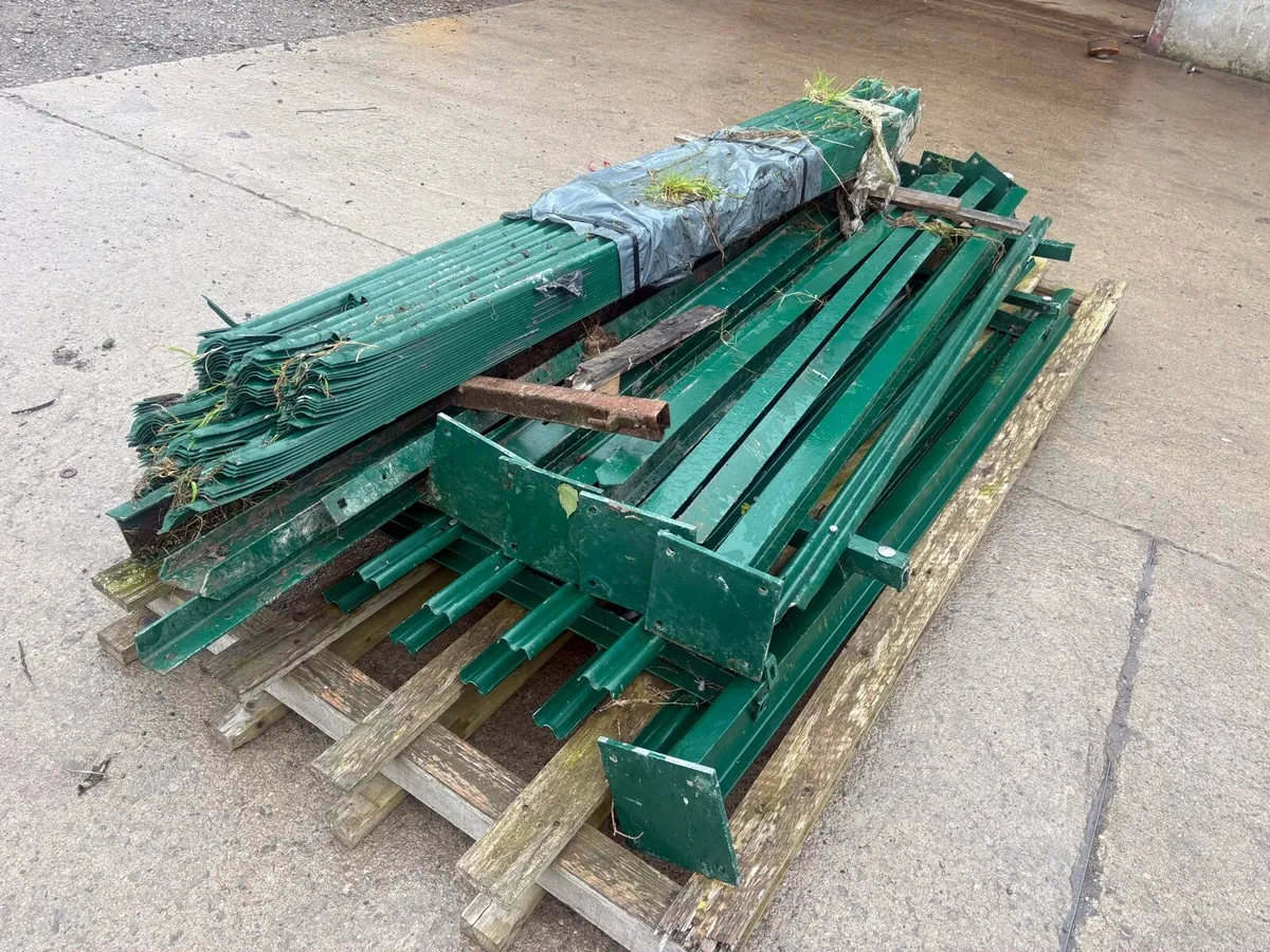 Palisades fencing - Image 1
