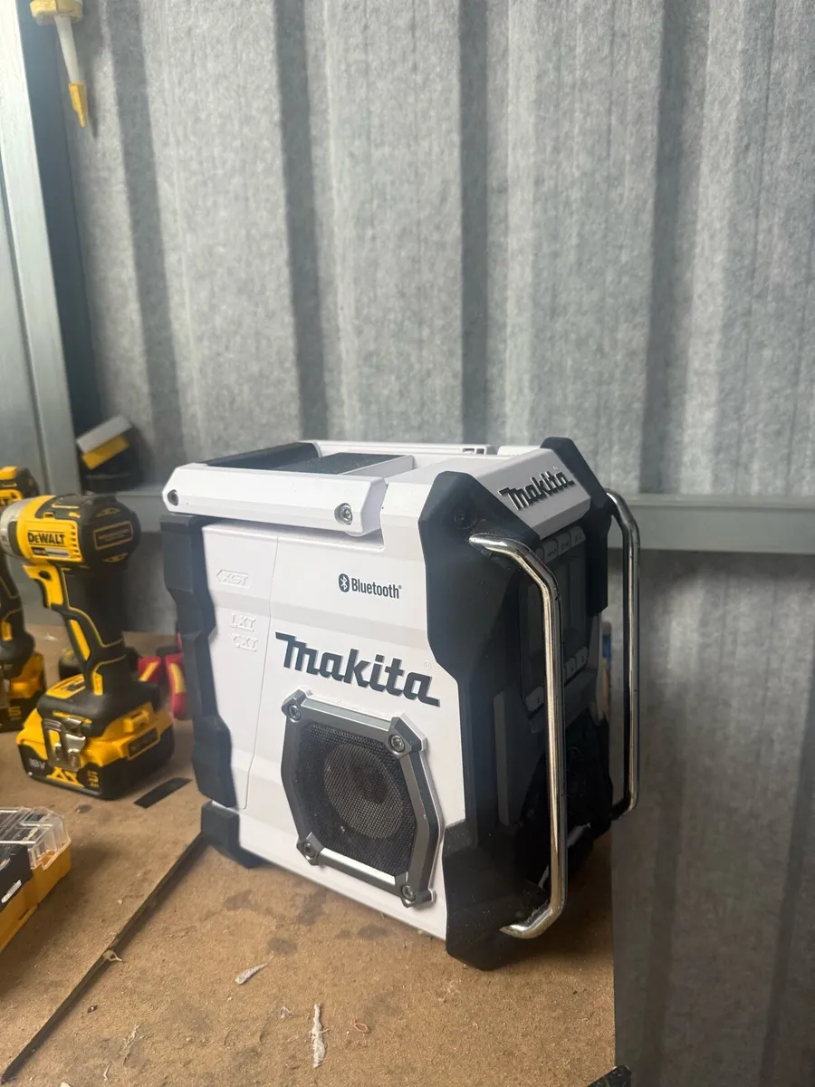 Makita MR002GZ01 Job Site Radio - Image 3