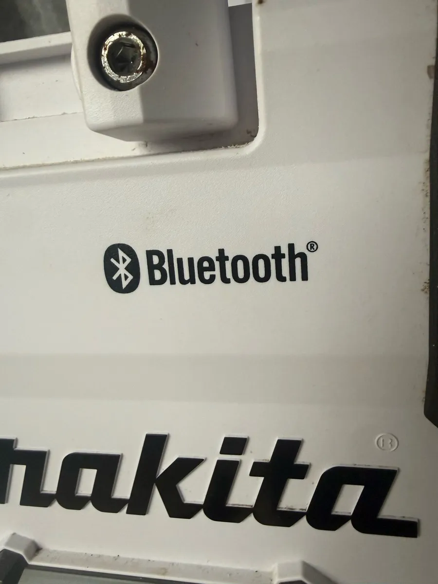 Makita MR002GZ01 Job Site Radio - Image 4