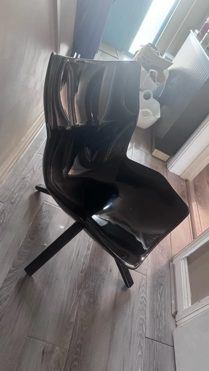 Chair - swivel - Image 1