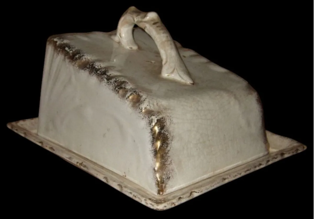 Pristine Vintage Ceramic Cheese Wedge Dish & Cover - Image 1