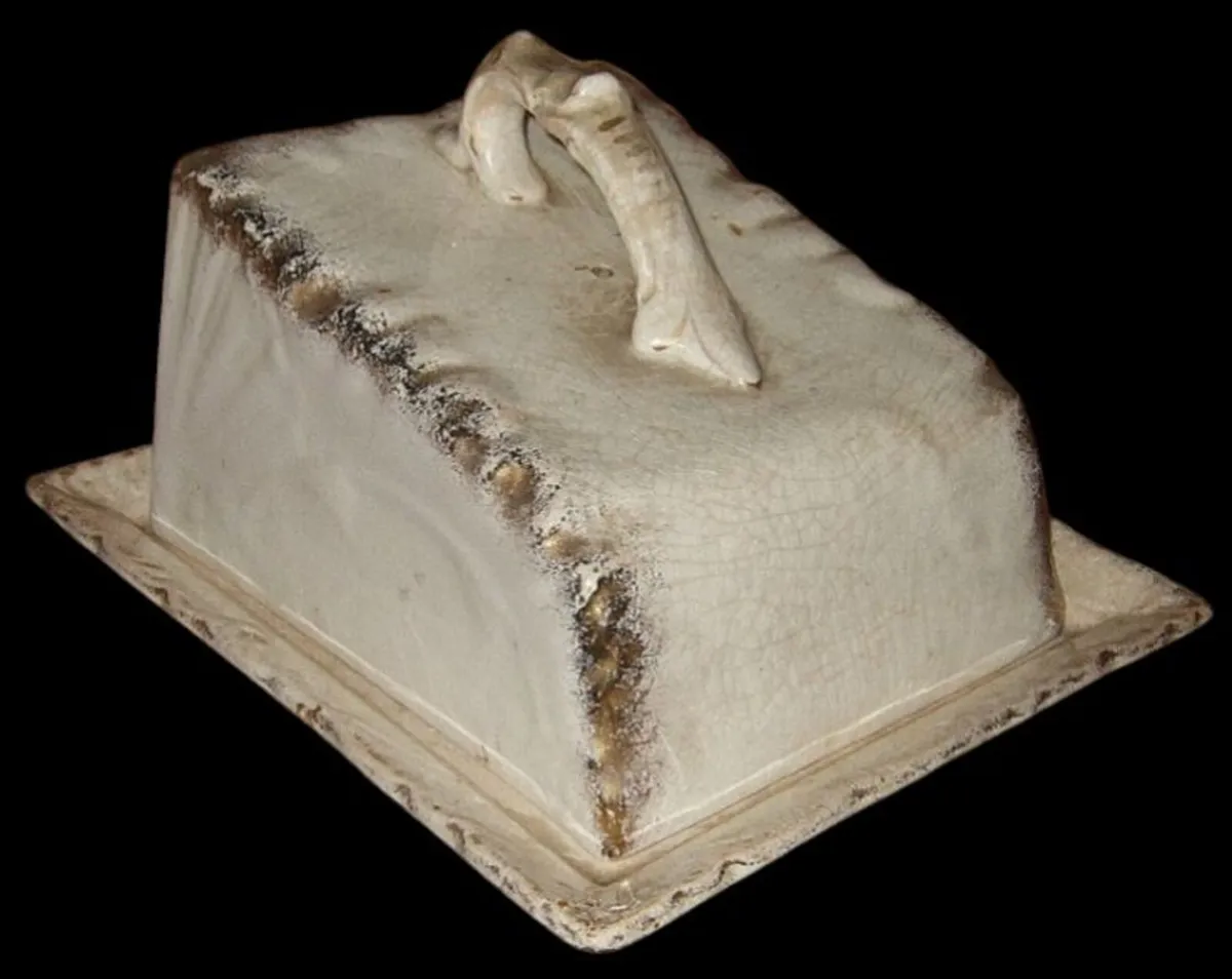 Pristine Vintage Ceramic Cheese Wedge Dish & Cover - Image 2