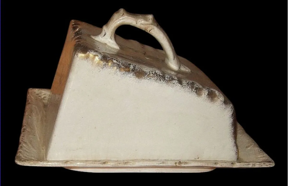 Pristine Vintage Ceramic Cheese Wedge Dish & Cover - Image 3