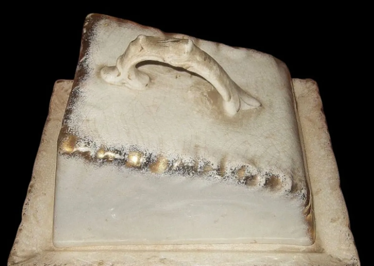 Pristine Vintage Ceramic Cheese Wedge Dish & Cover - Image 4