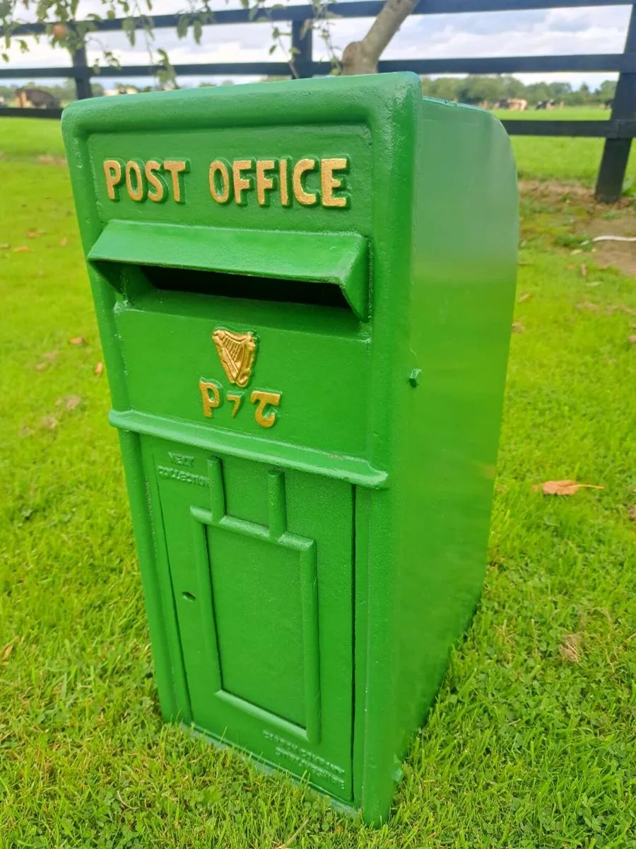 Large  cast iron post box - Image 1