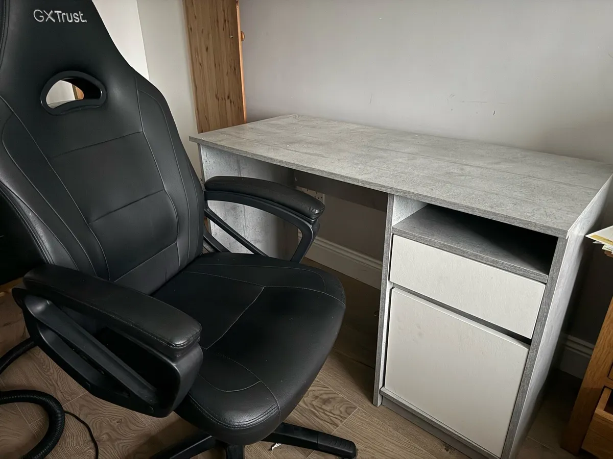 Study desk with chair - Image 1
