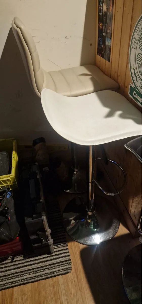 Free to go bar stools - Image 1