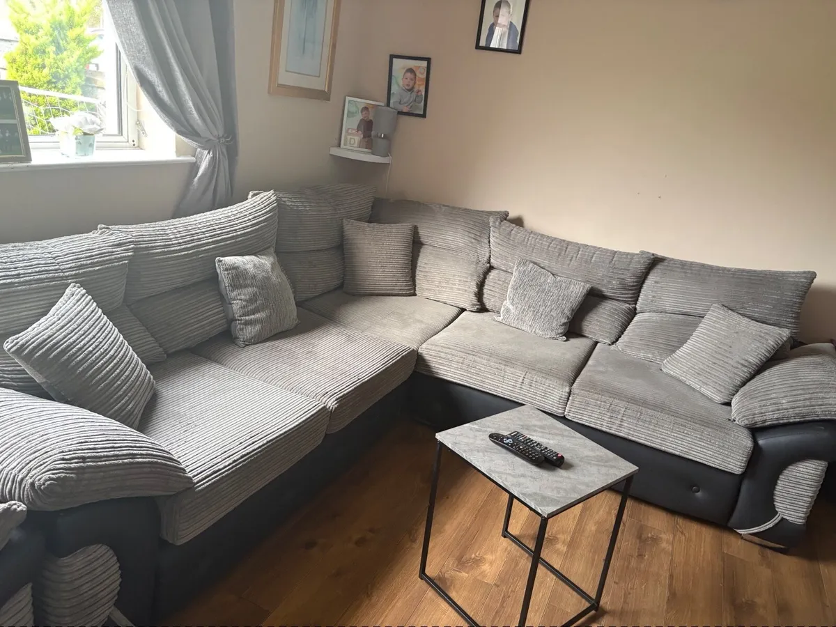 Suite of furniture - Image 1