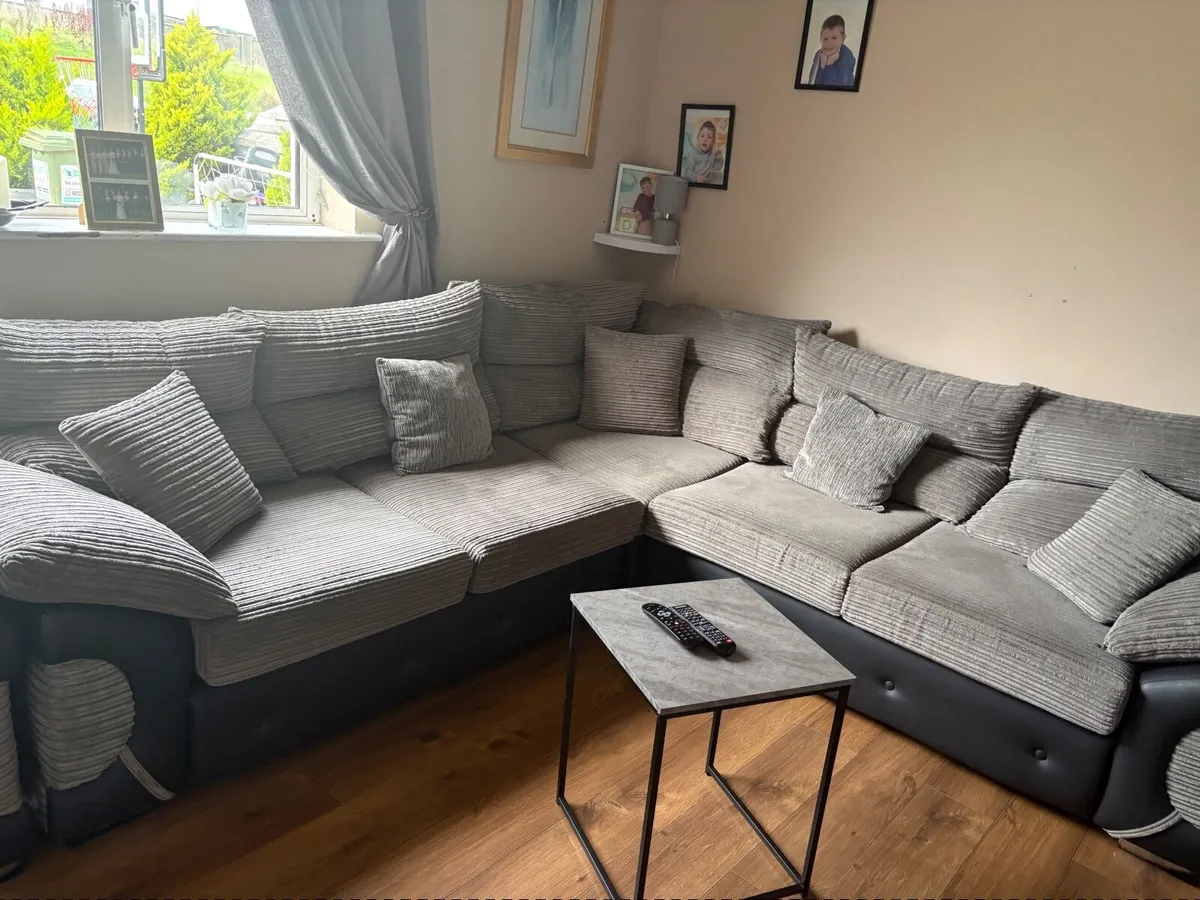 Suite of furniture - Image 2
