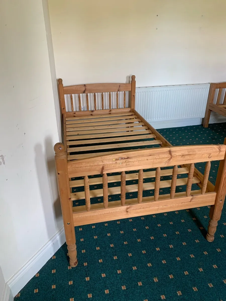 Single beds - Image 2