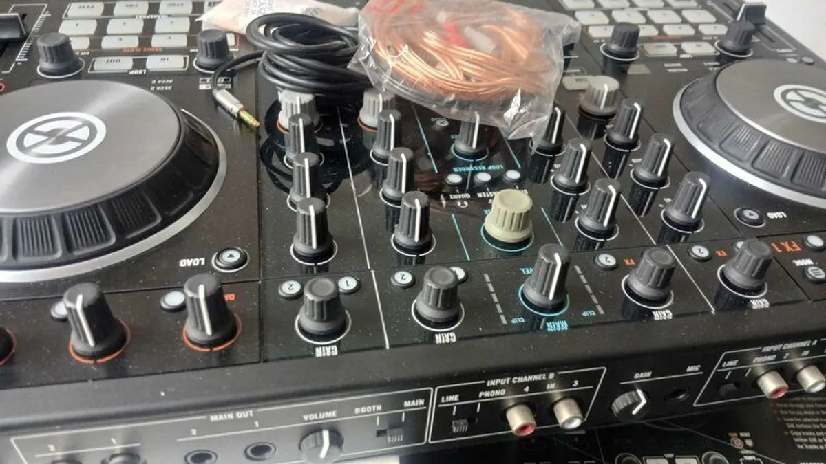 NEW Native Instruments Traktor Kontrol S4 MK2 + Pioneer HDJ-X7 Professional DJ Headphones - Image 2