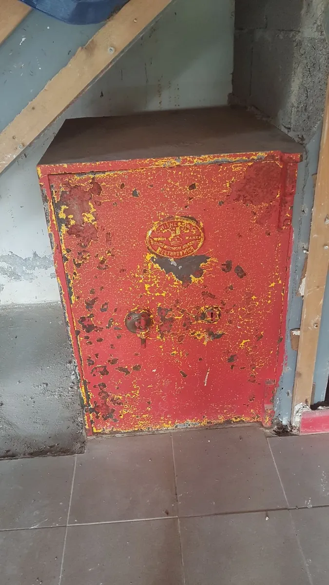 Vintage safe for sale. - Image 3