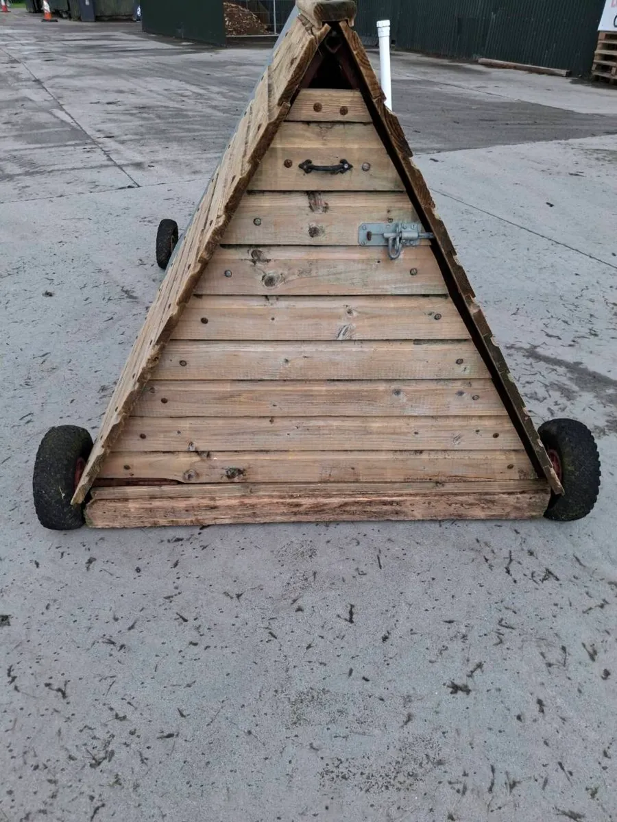 Chicken coop on wheels - Image 1