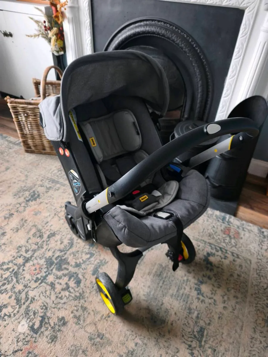 Doona with isofix base - Image 1