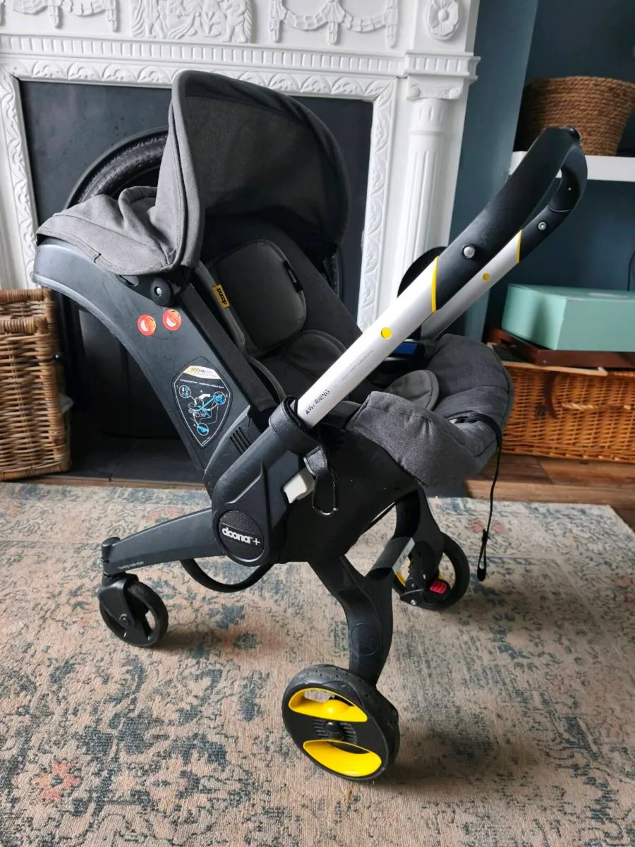 Doona with isofix base - Image 2