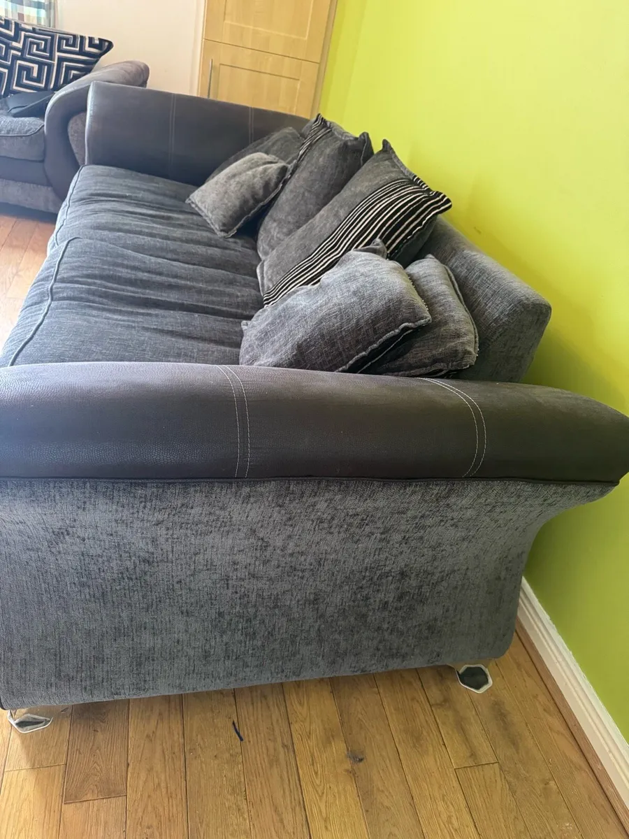 Large 3 seater sofa and matching armchair - Image 4