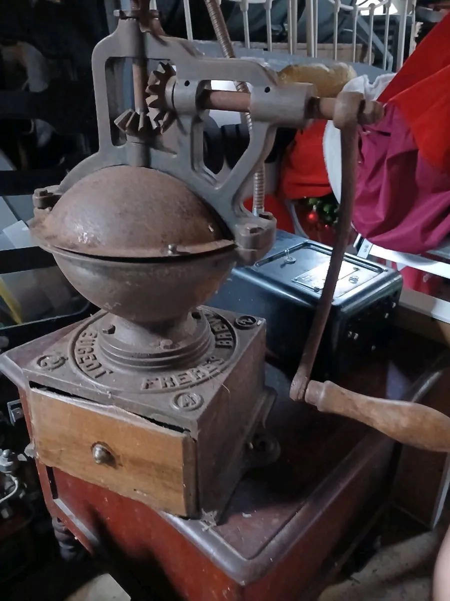 Antique large coffee grinder - Image 1