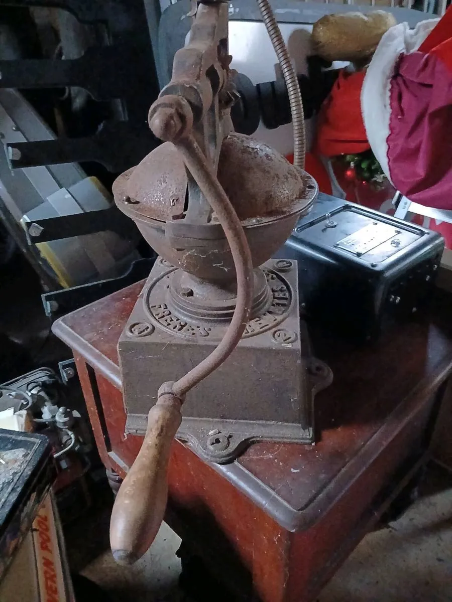 Antique large coffee grinder - Image 2