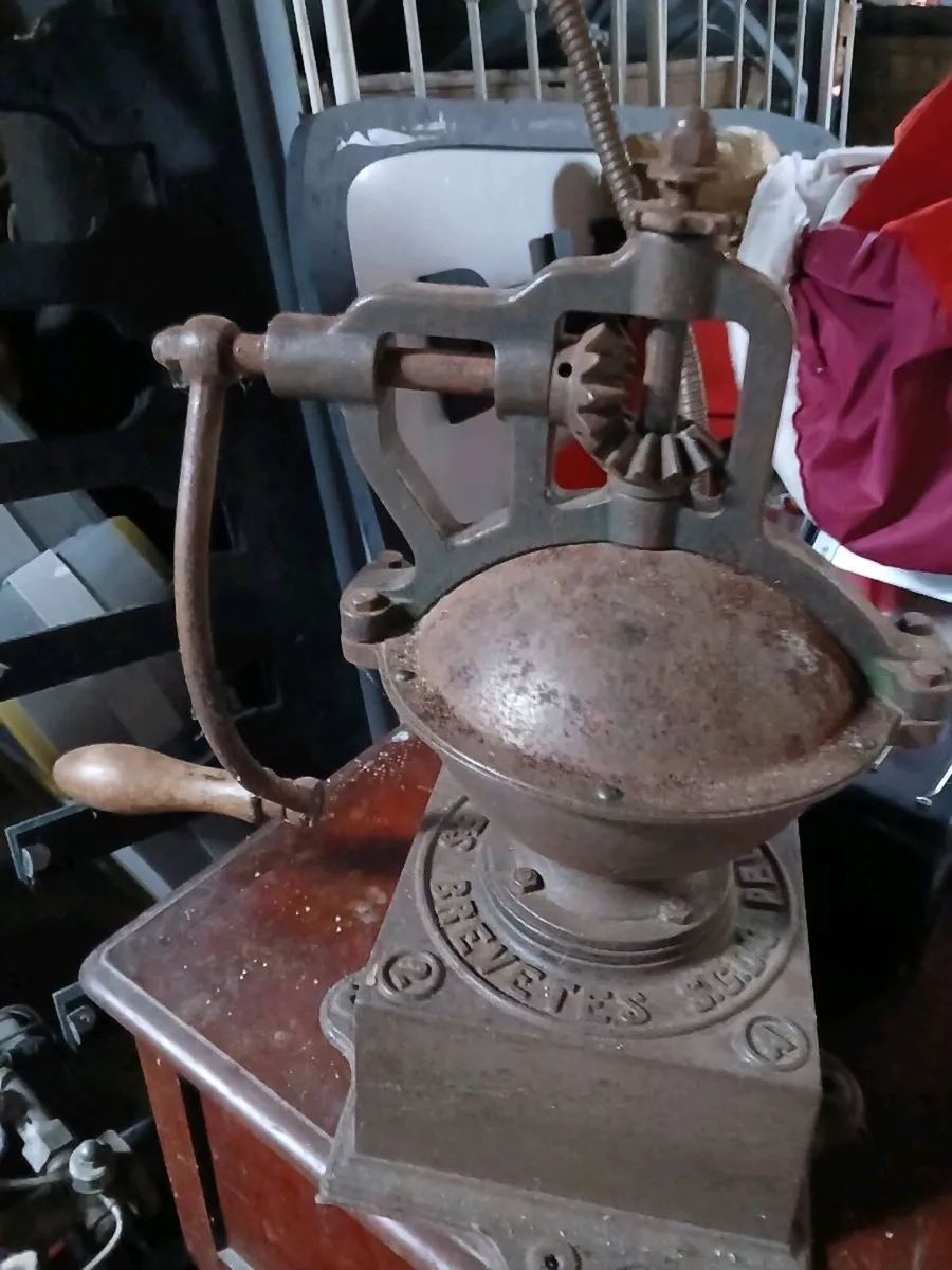 Antique large coffee grinder - Image 3