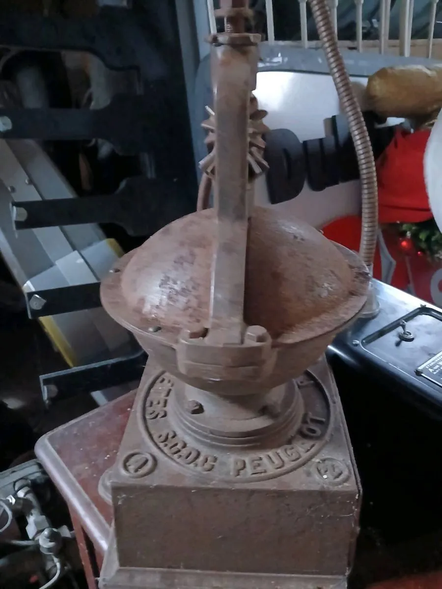 Antique large coffee grinder - Image 4