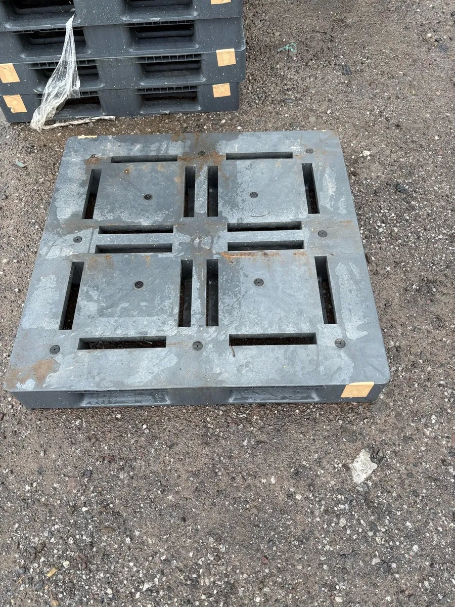 Plastic pallets - Image 1