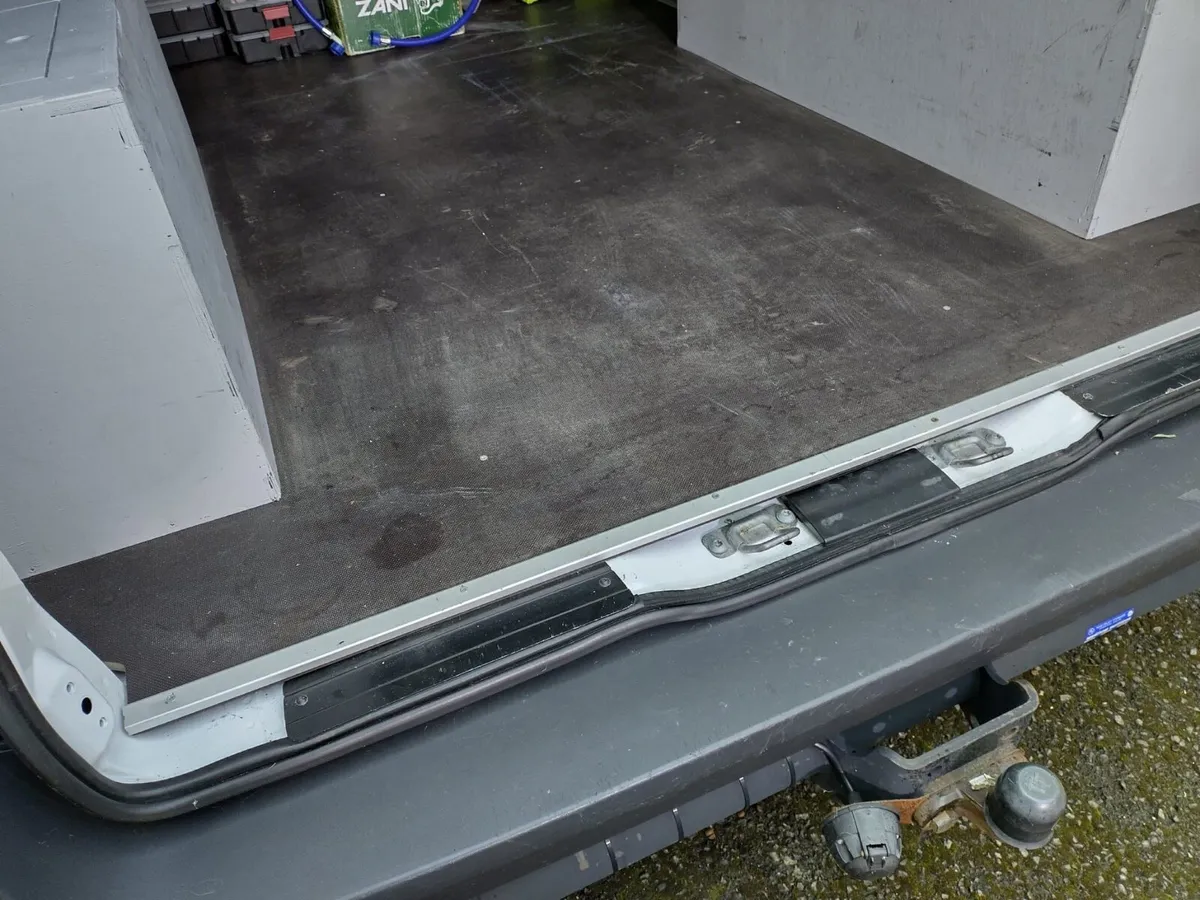 Mercedes Vito floor and side panelling - Image 2