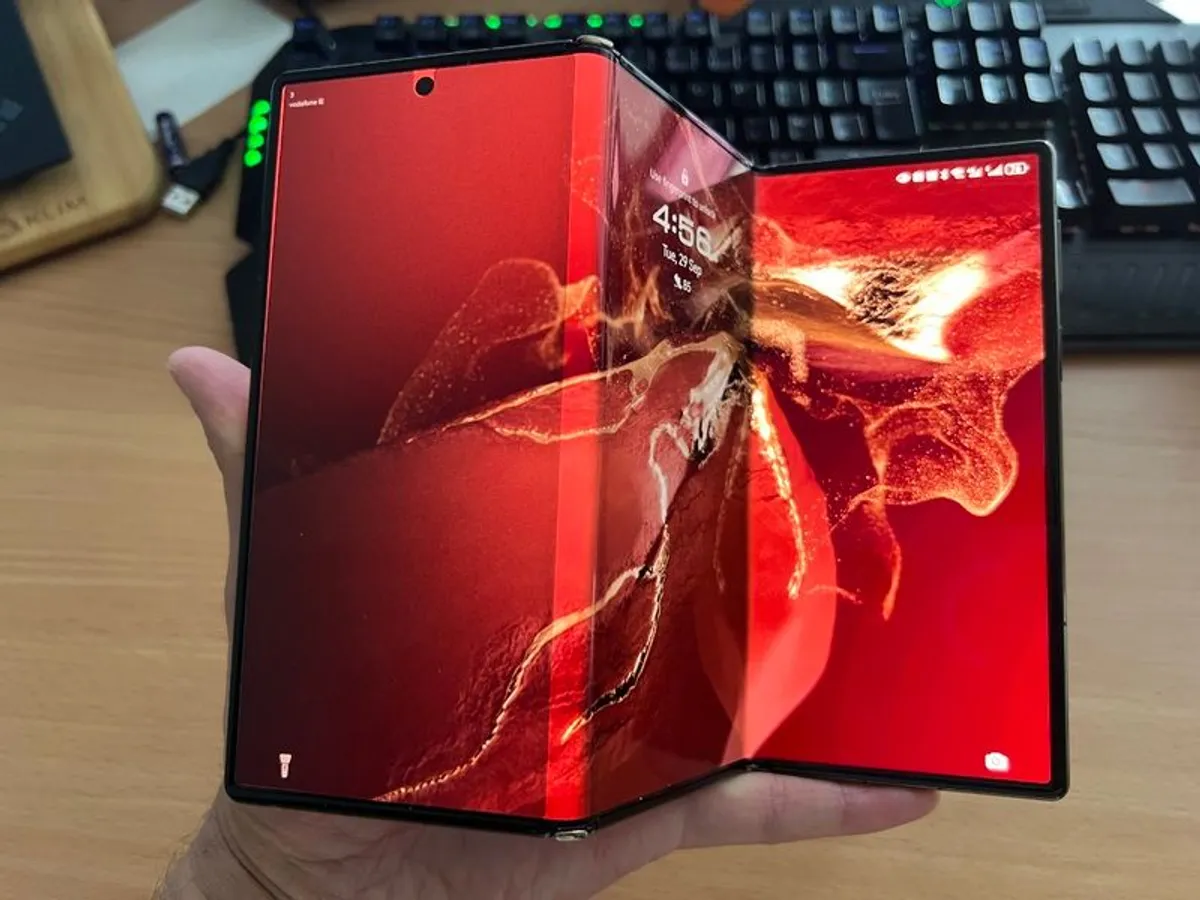 TRI-FOLD - Huawei Mate XT Ultimate Design - Image 1