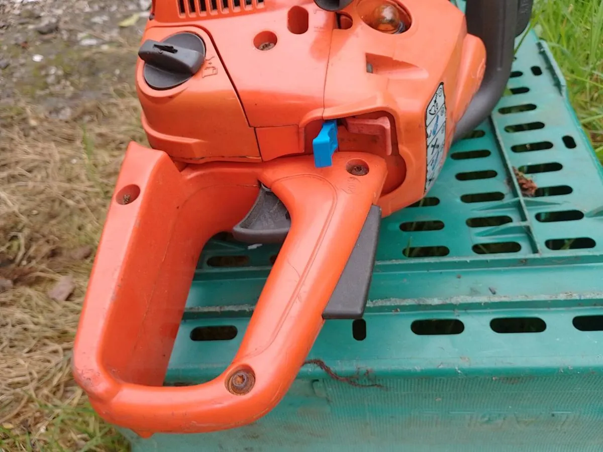 husqvarna 240 chainsaw, new bar chain - Image 3