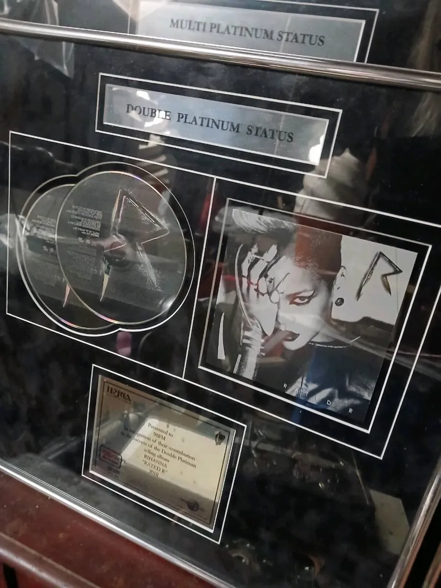 Rihanna double platinum disc award - Image 1