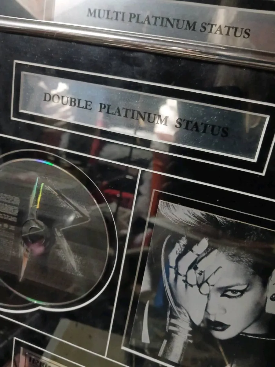 Rihanna double platinum disc award - Image 2