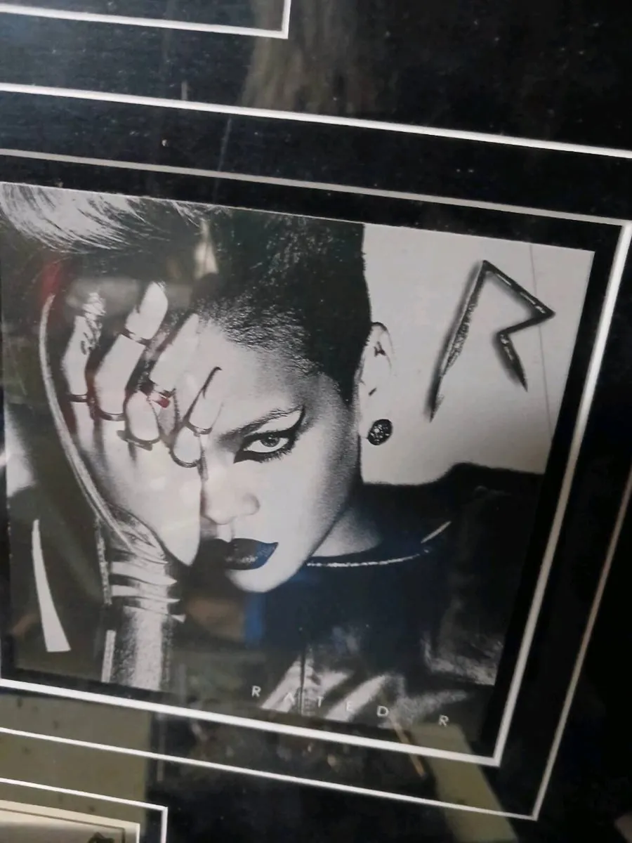 Rihanna double platinum disc award - Image 3
