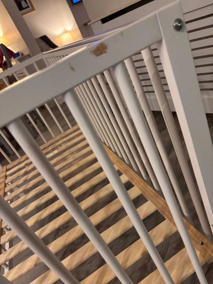 Baby cot and mattress - Image 3