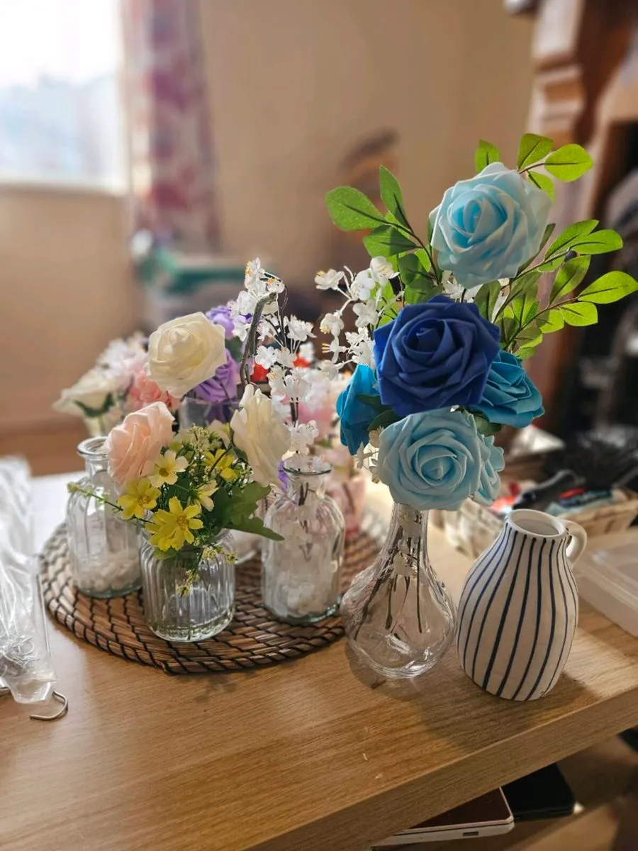 Large Tub of Table Vases and Flowers - Image 4