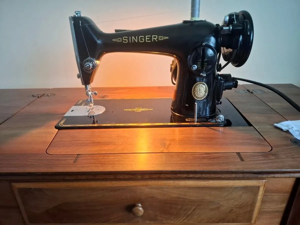 Vintage Singer Sewing Machine - Image 4