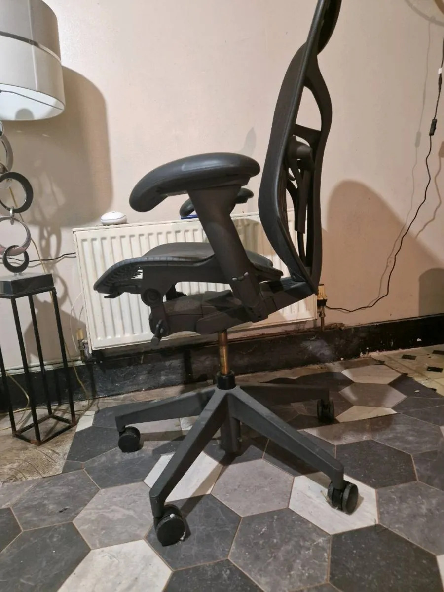 Herman Miller Mirra 2 office chair - Image 2