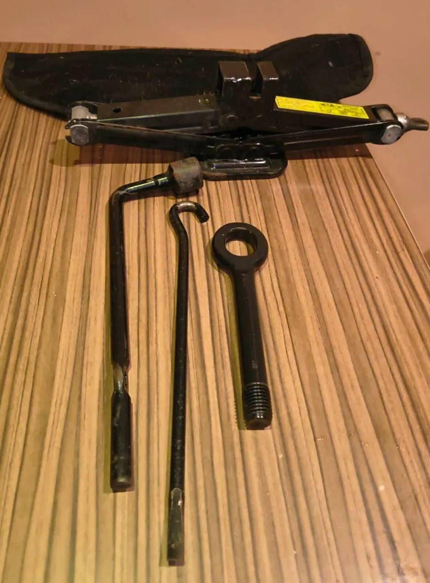 Car Jack - Image 1
