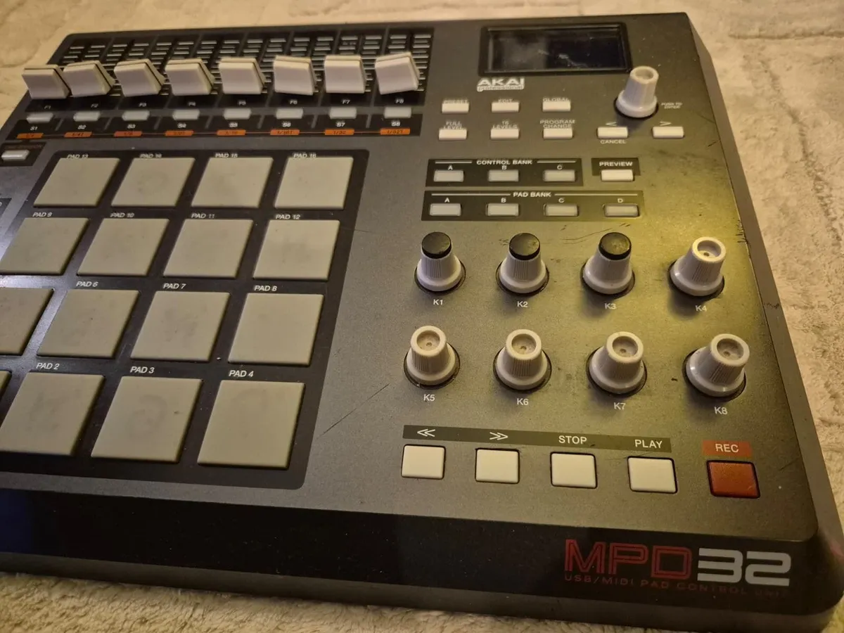 Akai MPD32 MIDI Controller - Image 4